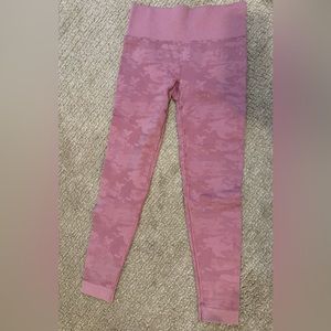 Gymshark ADAPT CAMO SEAMLESS LEGGINGS in pink size small